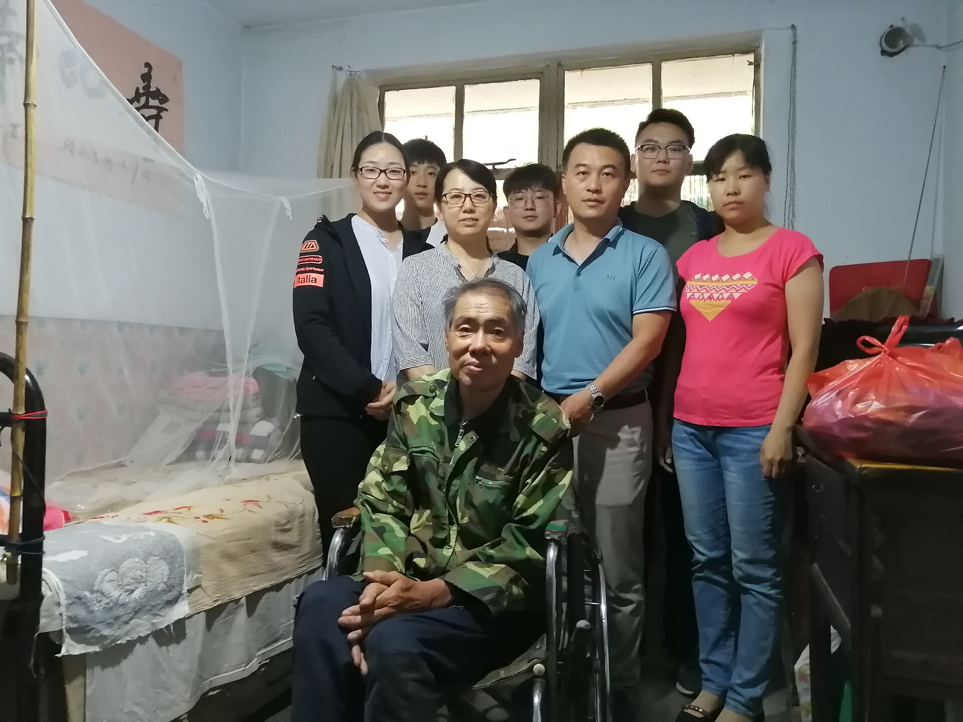临床医学系党总支端午节看望郭合林老人